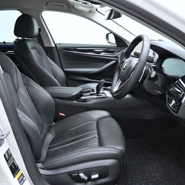BMW 530e G30 Sedan 4dr 530e Sport AT (2018) - Image 13