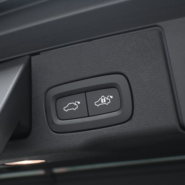 Volvo XC60 T8 2.0 (A) AT (2019) - Image 8