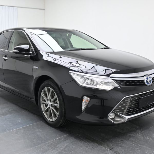 Toyota Camry 2.5 Hybrid Luxury AT (2018) - Image 3