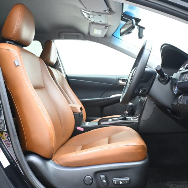 Toyota Camry 2.5 Hybrid Luxury AT (2018) - Image 10