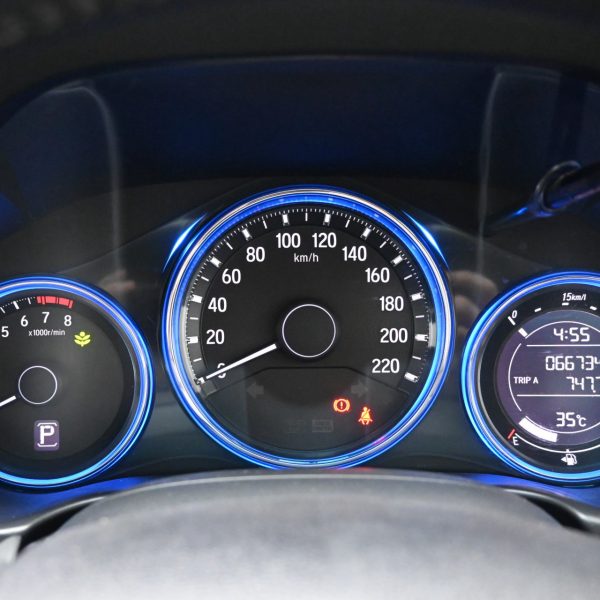 Honda City 1.5 V AT (2015) - Image 17