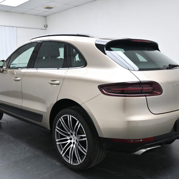 Porsche Macan 2.0-litre I4 turbo AT (2016) - Image 12