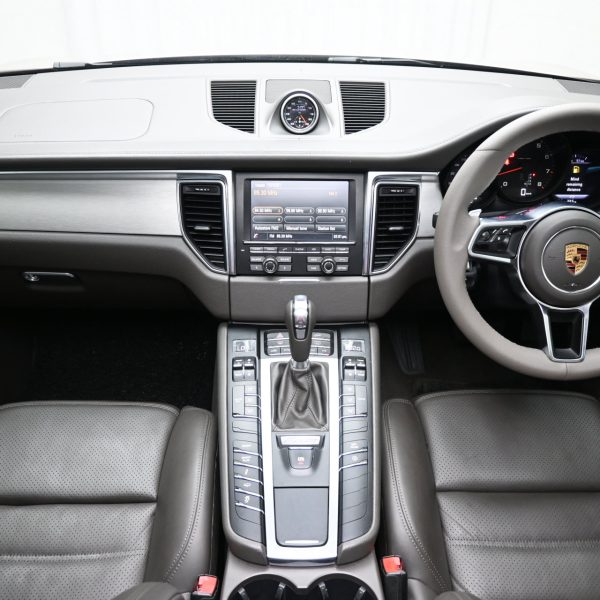Porsche Macan 2.0-litre I4 turbo AT (2016) - Image 16