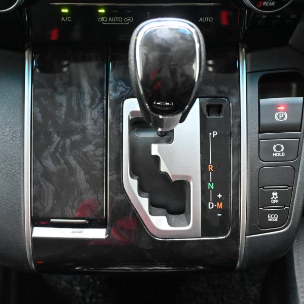 Toyota Vellfire 2.5 Auto AT (2019) - Image 14