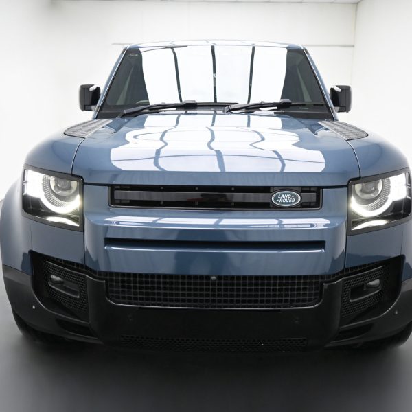 Land Rover Defender SE MHEV (A) AT (2020) - Image 2