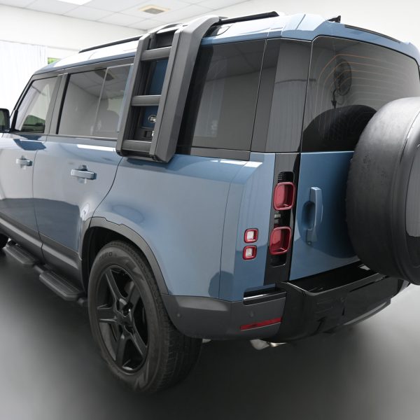 Land Rover Defender SE MHEV (A) AT (2020) - Image 12