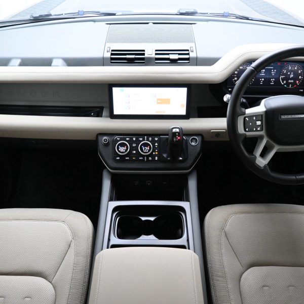 Land Rover Defender SE MHEV (A) AT (2020) - Image 15