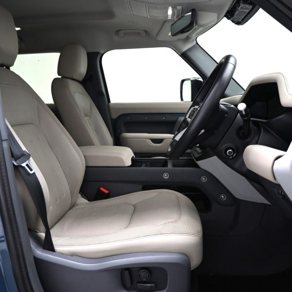 Land Rover Defender SE MHEV (A) AT (2020) - Image 16