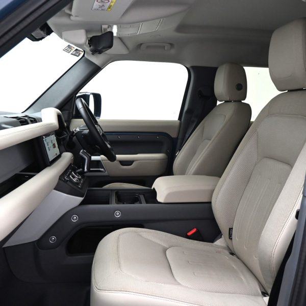 Land Rover Defender SE MHEV (A) AT (2020) - Image 17