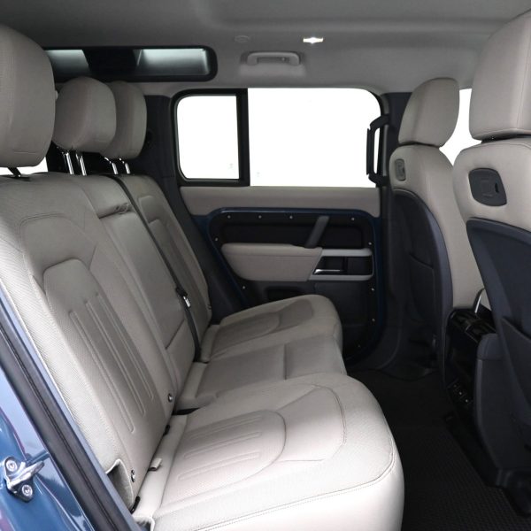 Land Rover Defender SE MHEV (A) AT (2020) - Image 18