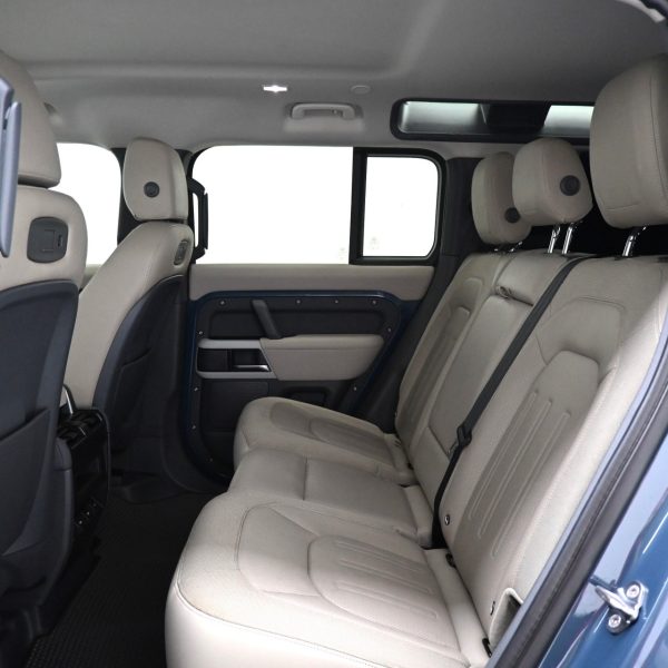 Land Rover Defender SE MHEV (A) AT (2020) - Image 19