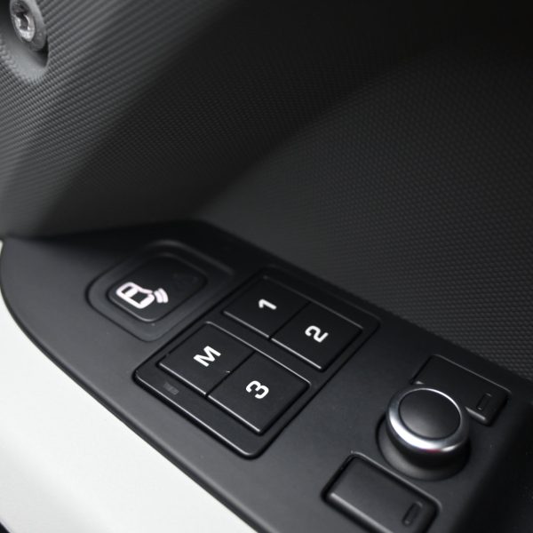 Land Rover Defender SE MHEV (A) AT (2020) - Image 20