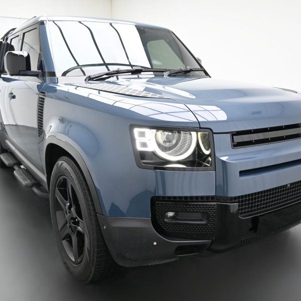 Land Rover Defender SE MHEV (A) AT (2020) - Image 3
