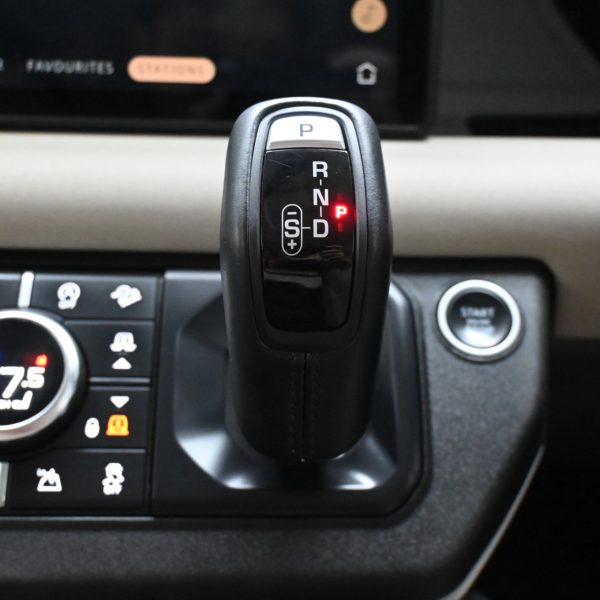 Land Rover Defender SE MHEV (A) AT (2020) - Image 4