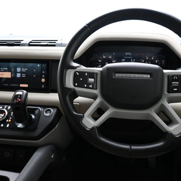 Land Rover Defender SE MHEV (A) AT (2020) - Image 5