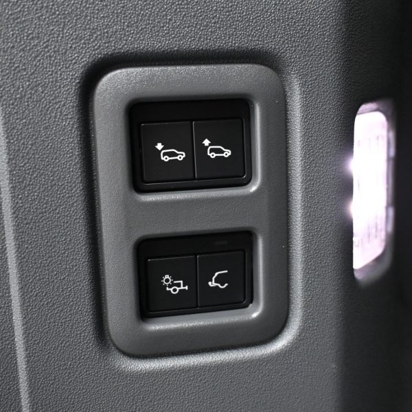 Land Rover Defender SE MHEV (A) AT (2020) - Image 8
