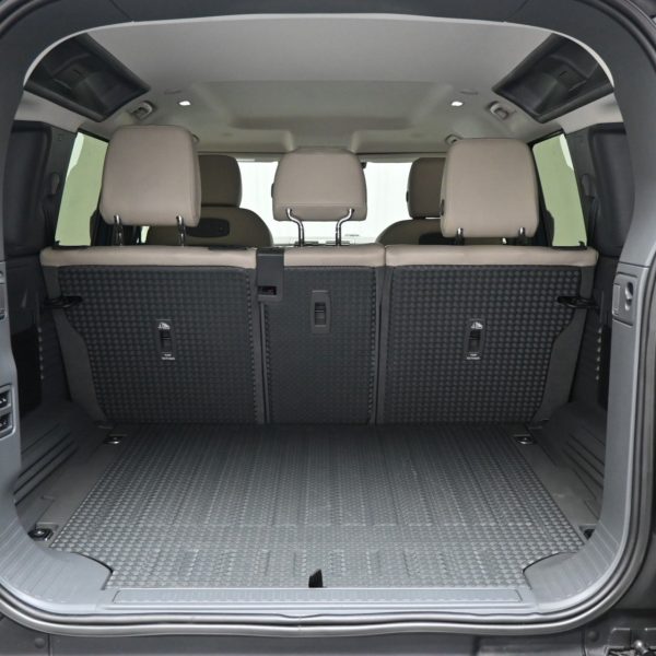 Land Rover Defender SE MHEV (A) AT (2020) - Image 9