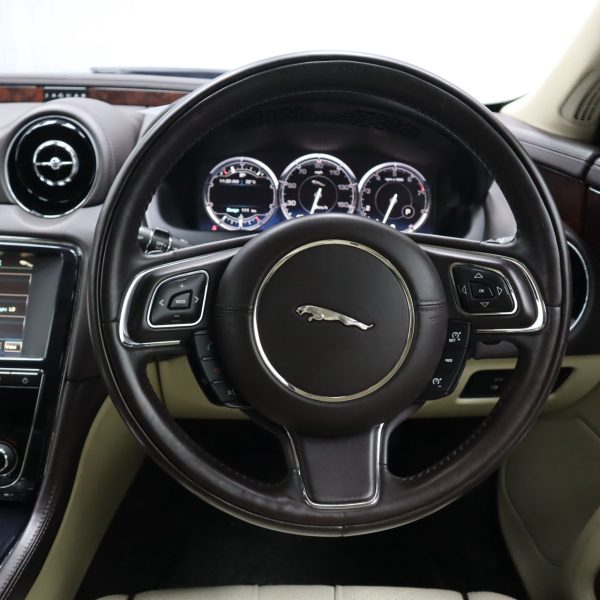 Jaguar XJ PORTFOLIO 5.0 V8 LWB (A) AT (2010) - Image 16
