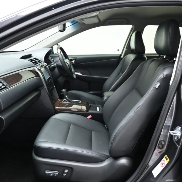 Toyota Camry 2.5 Hybrid Luxury AT (2017) - Image 11