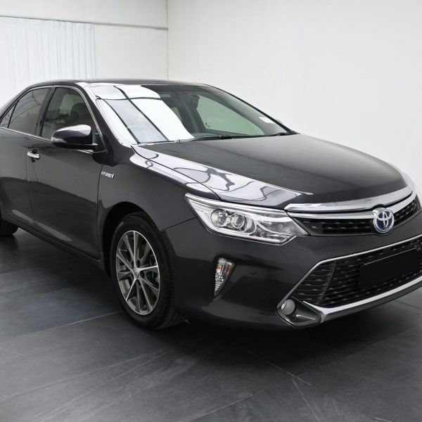 Toyota Camry 2.5 Hybrid Luxury AT (2017) - Image 3