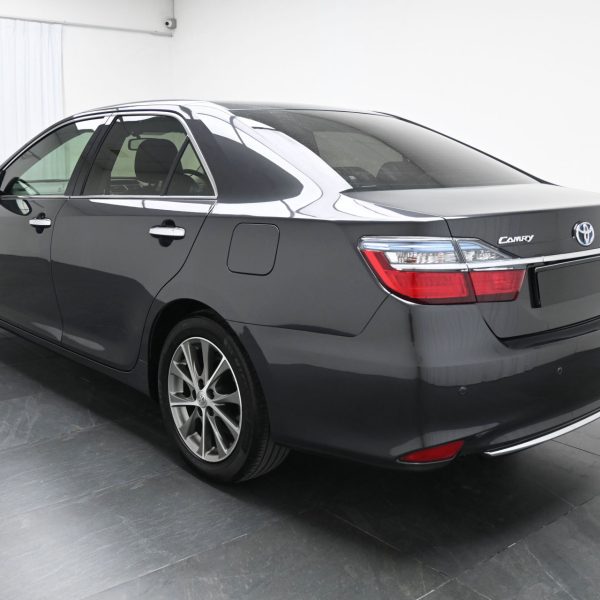 Toyota Camry 2.5 Hybrid Luxury AT (2017) - Image 6