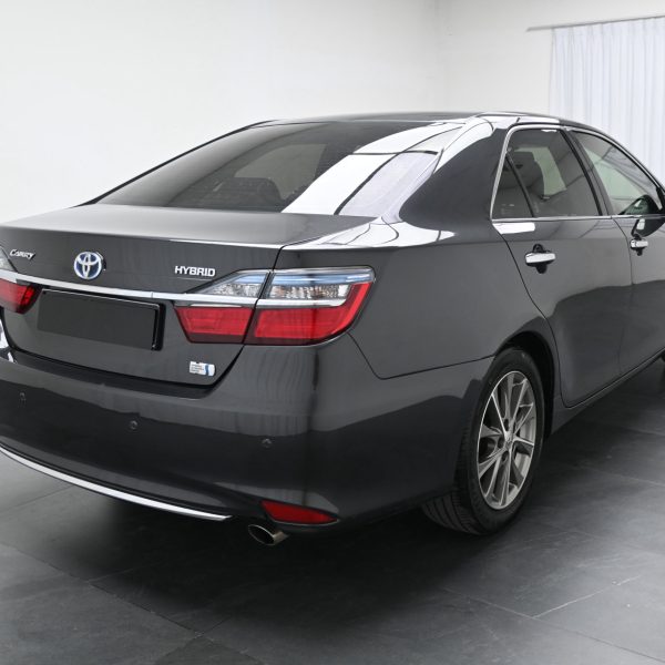 Toyota Camry 2.5 Hybrid Luxury AT (2017) - Image 8
