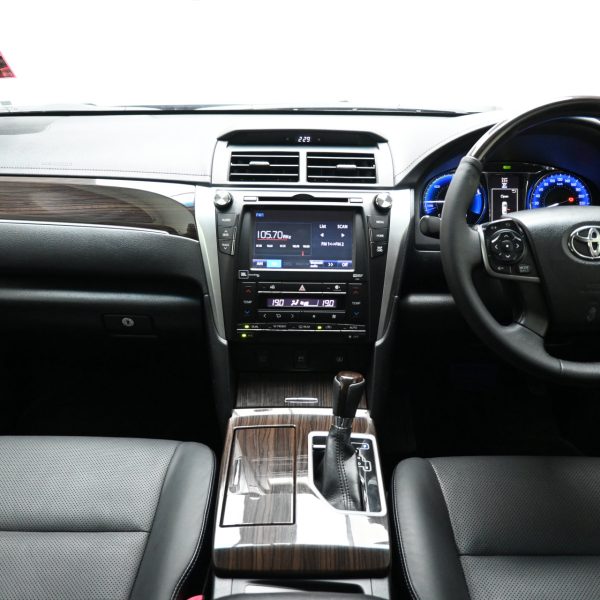 Toyota Camry 2.5 Hybrid Luxury AT (2017) - Image 9