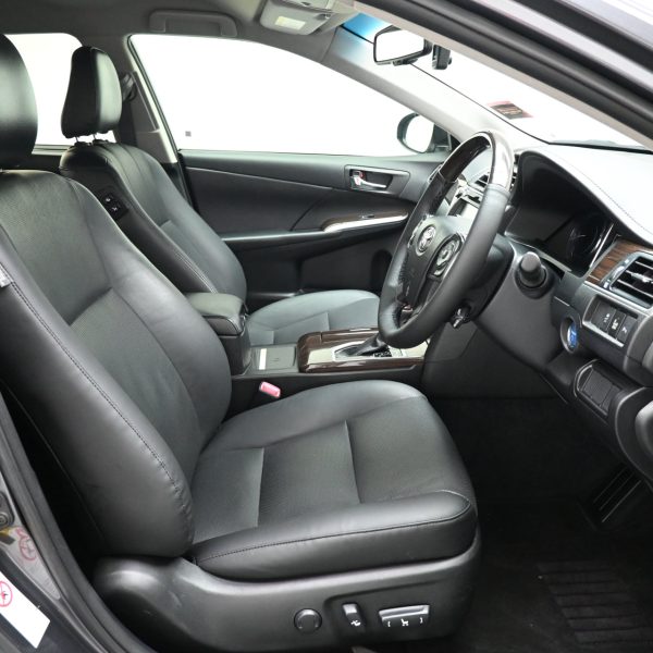 Toyota Camry 2.5 Hybrid Luxury AT (2017) - Image 10
