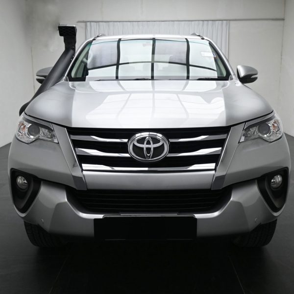 Toyota Fortuner 2.4 4X4 AT (2016) - Image 2