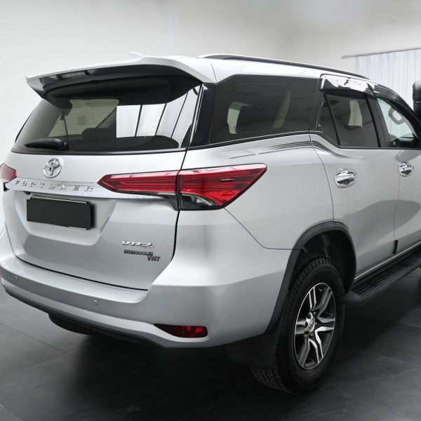 Toyota Fortuner 2.4 4X4 AT (2016) - Image 11