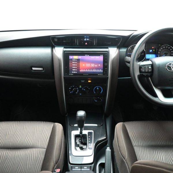 Toyota Fortuner 2.4 4X4 AT (2016) - Image 12