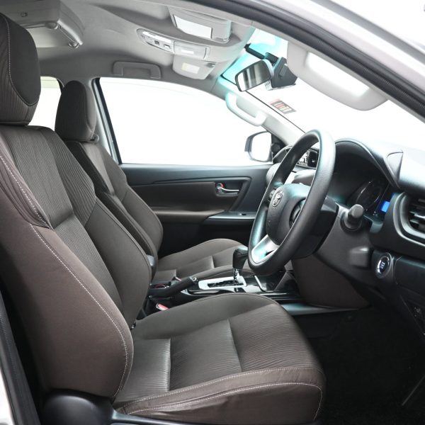 Toyota Fortuner 2.4 4X4 AT (2016) - Image 13