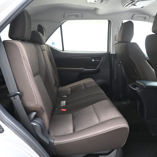 Toyota Fortuner 2.4 4X4 AT (2016) - Image 15