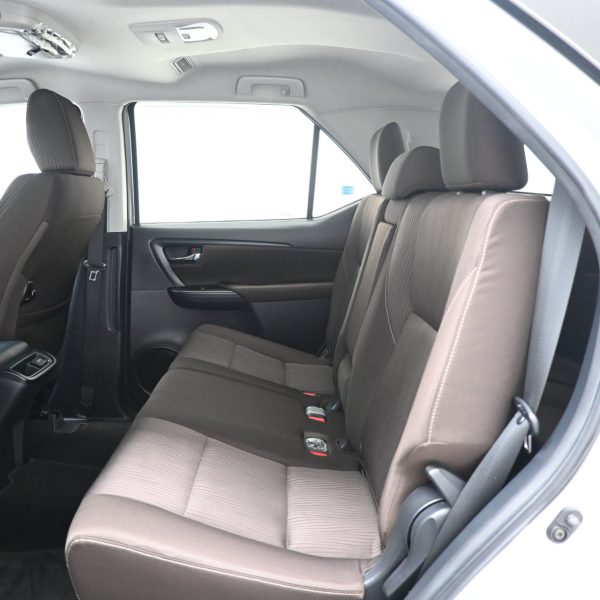 Toyota Fortuner 2.4 4X4 AT (2016) - Image 16
