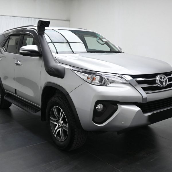 Toyota Fortuner 2.4 4X4 AT (2016) - Image 3