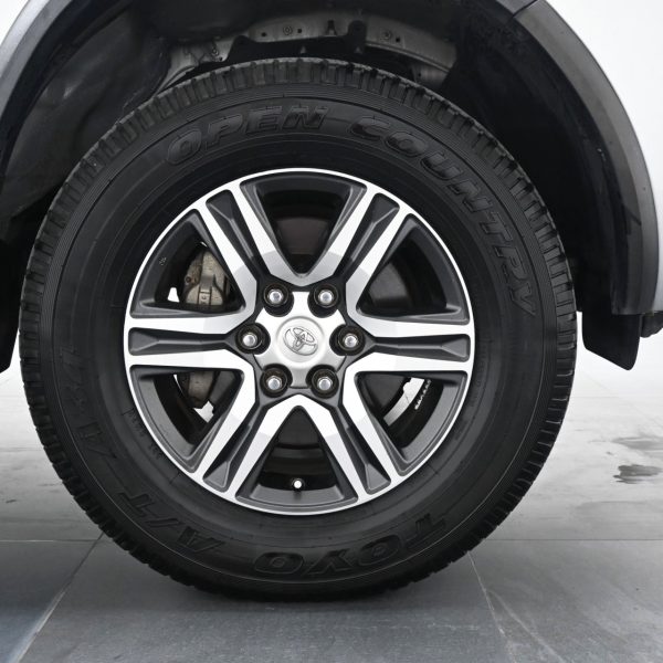 Toyota Fortuner 2.4 4X4 AT (2016) - Image 8
