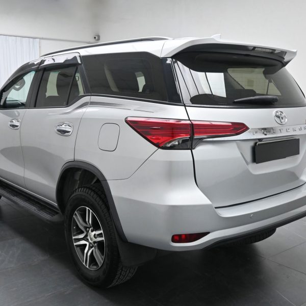 Toyota Fortuner 2.4 4X4 AT (2016) - Image 9