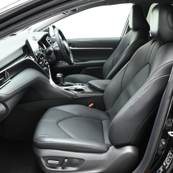 Toyota Camry 2.5 V Auto AT (2022) - Image 13