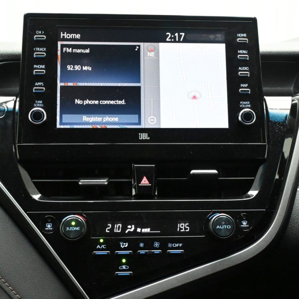 Toyota Camry 2.5 V Auto AT (2022) - Image 17