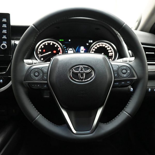 Toyota Camry 2.5 V Auto AT (2022) - Image 19
