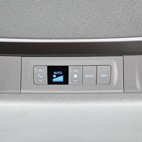 Toyota Innova N40 Wagon 5dr G 8st Auto-Gate Shift 4sp RWD 2.0i AT (2016) - Image 4