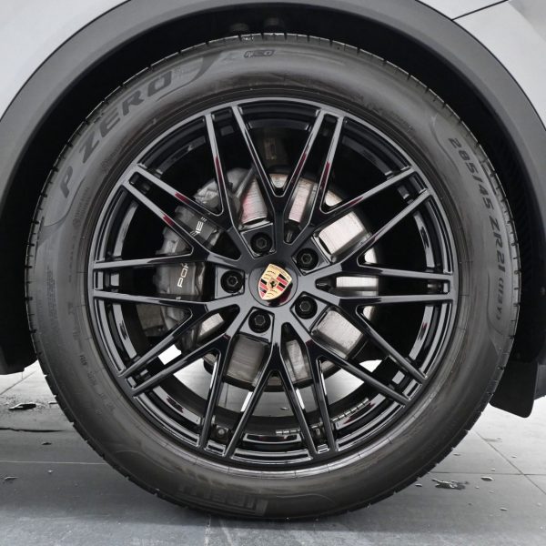 Porsche Cayenne 3 AT (2023) - Image 10