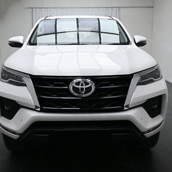 Toyota Fortuner 2.4 AT 4X4 AT (2022) - Image 2