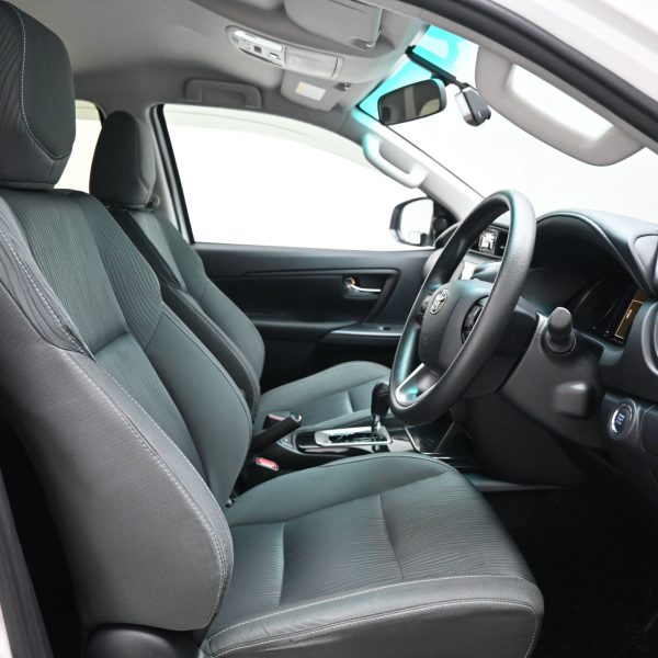 Toyota Fortuner 2.4 AT 4X4 AT (2022) - Image 12
