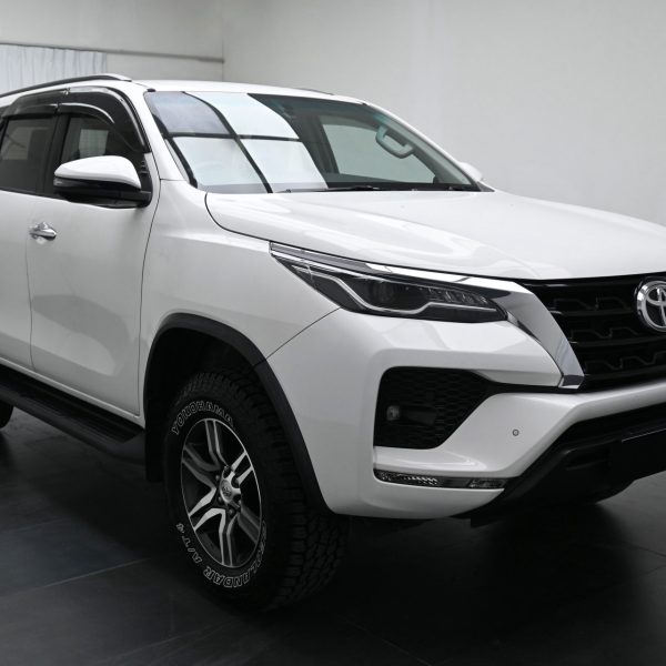 Toyota Fortuner 2.4 AT 4X4 AT (2022) - Image 3