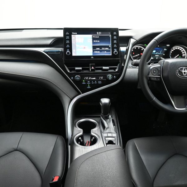 Toyota Camry 2.5 V Auto AT (2022) - Image 11