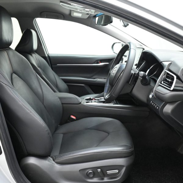 Toyota Camry 2.5 V Auto AT (2022) - Image 12