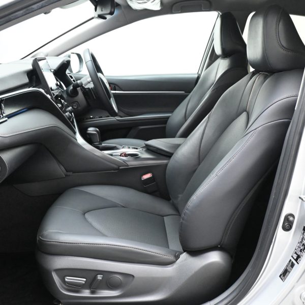 Toyota Camry 2.5 V Auto AT (2022) - Image 13