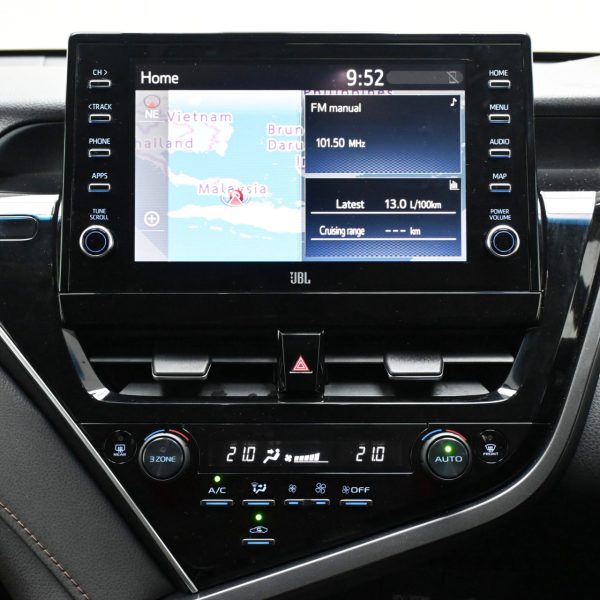 Toyota Camry 2.5 V Auto AT (2022) - Image 17