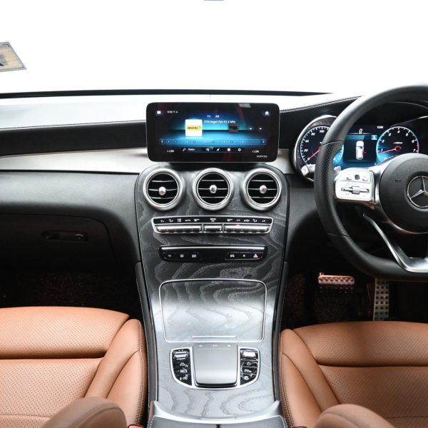 Mercedes-Benz GLC300 2.0 4MATIC AMG AT (2021) - Image 14